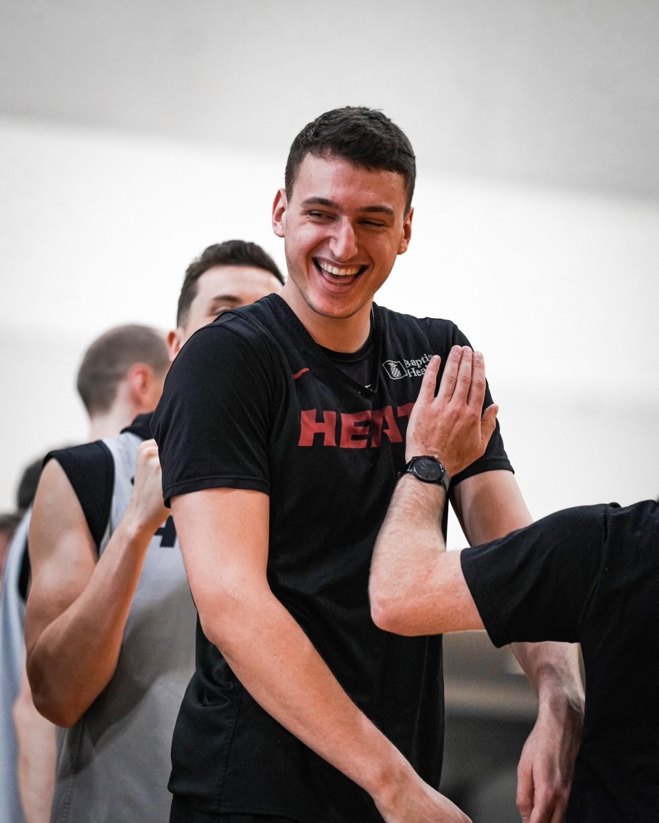 雷速直播-包含最后时刻胜出引爆全场！，巴特勒意外战胜塞尔维亚队观众掌声雷动的词条